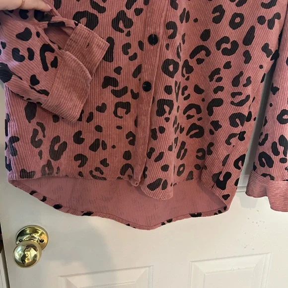 ePretty Chicago brand pink/rose cheetah design thin shacket jacket. Size Med - Picture 8 of 12